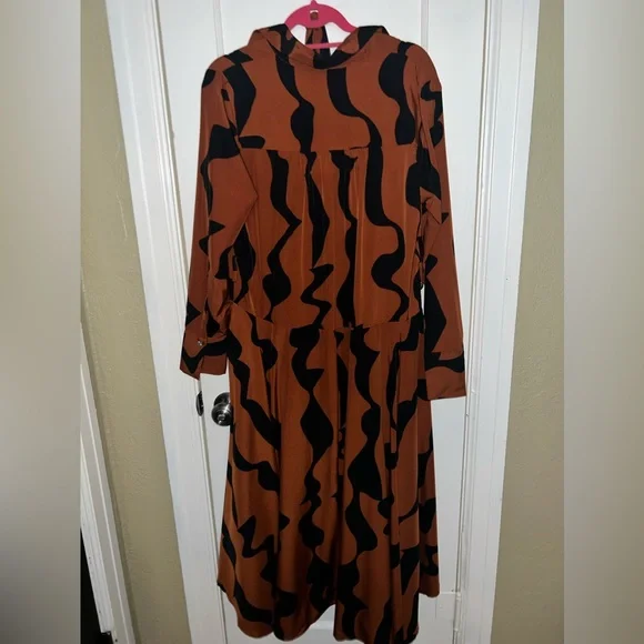 Entro Brown+Black Maxi Long-Sleeve Dress. Size medium. NWT, bought from Sage - Picture 5 of 5